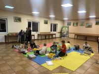 Dzieci z klubu młodzieżowego w Wielgiem 1 na warsztatach z robotyki i oprogramowania.