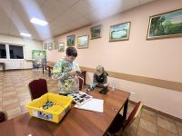 Dzieci z klubu młodzieżowego w Wielgiem 1 na warsztatach z robotyki i oprogramowania.