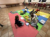 Dzieci z klubu młodzieżowego w Wielgiem 1 na warsztatach z robotyki i oprogramowania.