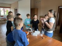 Dzieci z klubu młodzieżowego w Wielgiem 1 na warsztatach manualnych.