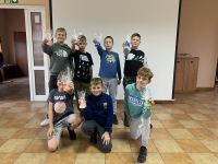 Dzieci z klubu młodzieżowego w Wielgiem 1 na warsztatach manualnych.