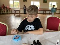 Dzieci z klubu młodzieżowego w Wielgiem 1 na warsztatach manualnych.