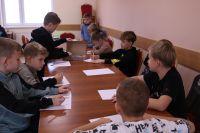 Dzieci z klubu młodzieżowego w Wielgiem 1 na zajęciach z psychologiem.