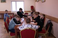 Dzieci z klubu młodzieżowego w Wielgiem 1 na zajęciach z psychologiem.