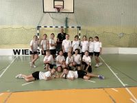 Dzieci z Klubu Młodzieżowego w Wielgiem 2 na treningach piłki nożnej.