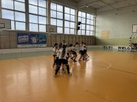 Dzieci z Klubu Młodzieżowego w Wielgiem 2 na treningach piłki nożnej.