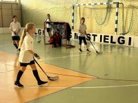 Dzieci z Klubu Młodzieżowego w Wielgiem 2 na treningach piłki nożnej.