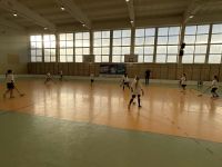 Dzieci z Klubu Młodzieżowego w Wielgiem 2 na treningach piłki nożnej.