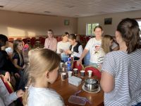 Dzieci z Klubu Młodzieżowego w Wielgiem 2 na warsztatach manualnych.