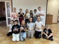 Dzieci z Klubu Młodzieżowego w Wielgiem 2 na warsztatach manualnych.