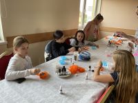 Dzieci z Klubu Młodzieżowego w Wielgiem 2 na warsztatach manualnych.