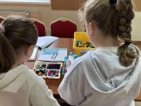 Dzieci z Klubu Młodzieżowego w Wielgiem 2 na warsztatach z robotyki i programowania.