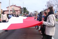 Uroczysty przemarsz uczestników wydarzenia spod Urzędu Gminy Wielgie do kościoła parafialnego.