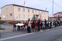 Uroczysty przemarsz uczestników wydarzenia spod Urzędu Gminy Wielgie do kościoła parafialnego.