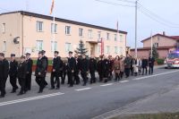 Uroczysty przemarsz uczestników wydarzenia spod Urzędu Gminy Wielgie do kościoła parafialnego.