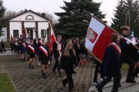 Uroczysty przemarsz uczestników wydarzenia spod Urzędu Gminy Wielgie do kościoła parafialnego.