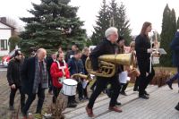 Uroczysty przemarsz uczestników wydarzenia spod Urzędu Gminy Wielgie do kościoła parafialnego.