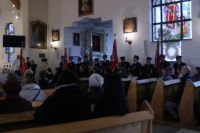 Uczestnicy uroczystości na mszy świętej.