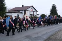 Uroczysty przemarsz uczestników wydarzenia pod pomnik ,,Ku czci bohaterom poległym i pomordowanym w walce z zaborcą''.