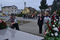 Złożenie kwiatów pod pomnikiem przez Wójta Gminy Wielgie i Przewodniczącą Rady Gminy.