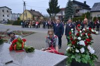 Złożenie kwiatów pod pomnikiem przez Radnych powiatowych: Łukasza Wasilewskiego, Pawła Śliwińskiego i Jakuba Klabana