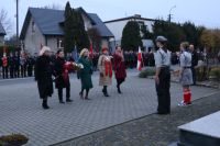 Złożenie kwiatów pod pomnikiem przez dyrektorów jednostek organizacyjnych gminy.