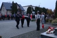 Złożenie kwiatów pod pomnikiem przez zarząd OSP.