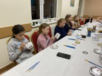 Dzieci z Klubu Młodzieżowego w Wielgiem 2 na warsztatach manualnych - malowanie kubków.