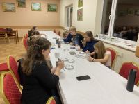 Dzieci z Klubu Młodzieżowego w Wielgiem 2 na warsztatach manualnych - malowanie kubków.