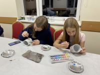 Dzieci z Klubu Młodzieżowego w Wielgiem 2 na warsztatach manualnych - malowanie kubków.