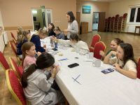 Dzieci z Klubu Młodzieżowego w Wielgiem 2 na warsztatach manualnych - malowanie kubków.