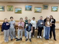 Dzieci z Klubu Młodzieżowego w Wielgiem 2 na warsztatach manualnych - malowanie kubków.