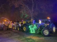 Ciągniki na placu jarmarku