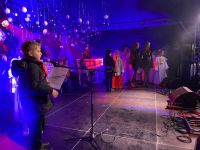 Występ uczniów SP Czarne na scenie jarmarku