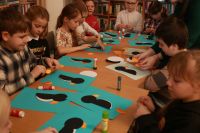 Dzieci podczas zajęć plastycznych w bibliotece