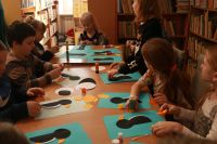 Dzieci podczas zajęć plastycznych w bibliotece
