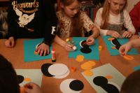 Dzieci podczas zajęć plastycznych w bibliotece