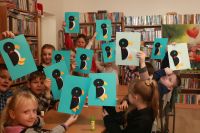 Dzieci prezentują prace plastyczną