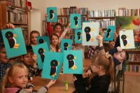 Dzieci prezentują prace plastyczną