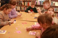 Dzieci podczas zajęć plastycznych w bibliotece