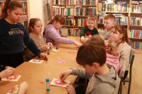 Dzieci podczas zajęć plastycznych w bibliotece
