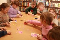 Dzieci podczas zajęć plastycznych w bibliotece