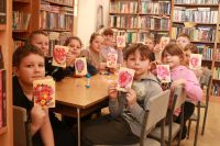 Dzieci prezentują laurki dla dziadków