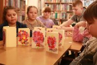 Dzieci prezentują laurki dla dziadków