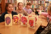 Dzieci prezentują laurki dla dziadków