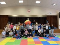 Zdjęcie grupowe wszystkich uczestników projektu na imprezie integracyjnej.