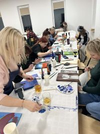 Malowanie farbami akrylowymi na drewnianych deskach.