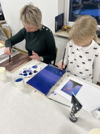 Malowanie farbami akrylowymi na drewnianych deskach.