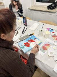 Malowanie farbami akrylowymi na drewnianych deskach.