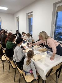 Malowanie farbami akrylowymi na drewnianych deskach.